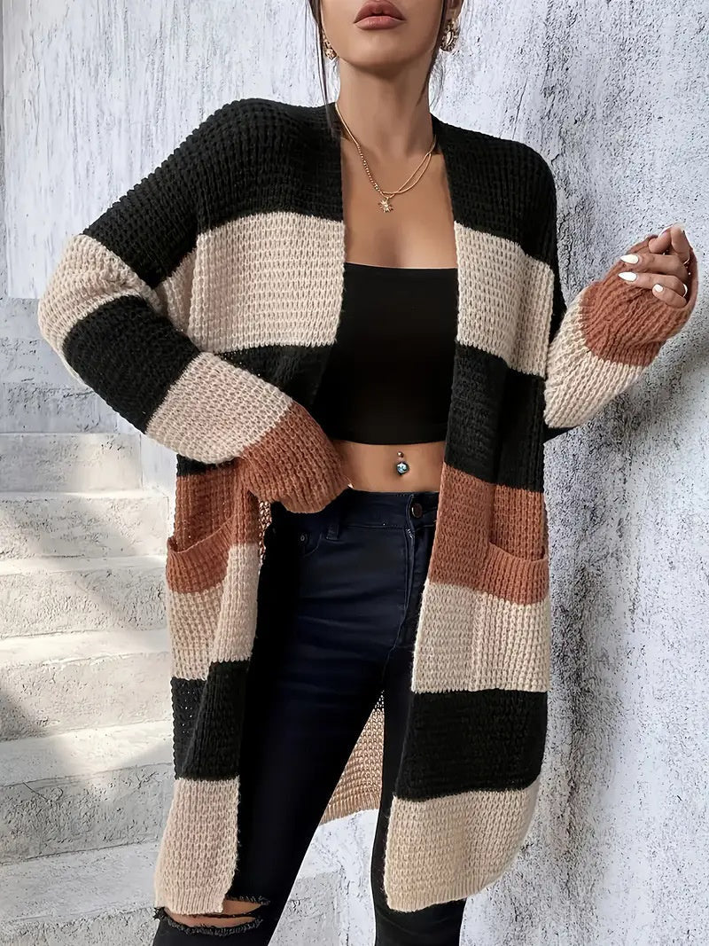 Cardigan lungo da donna a righe casual, taglio ampio e confortevole, perfetto per outfit alla moda.