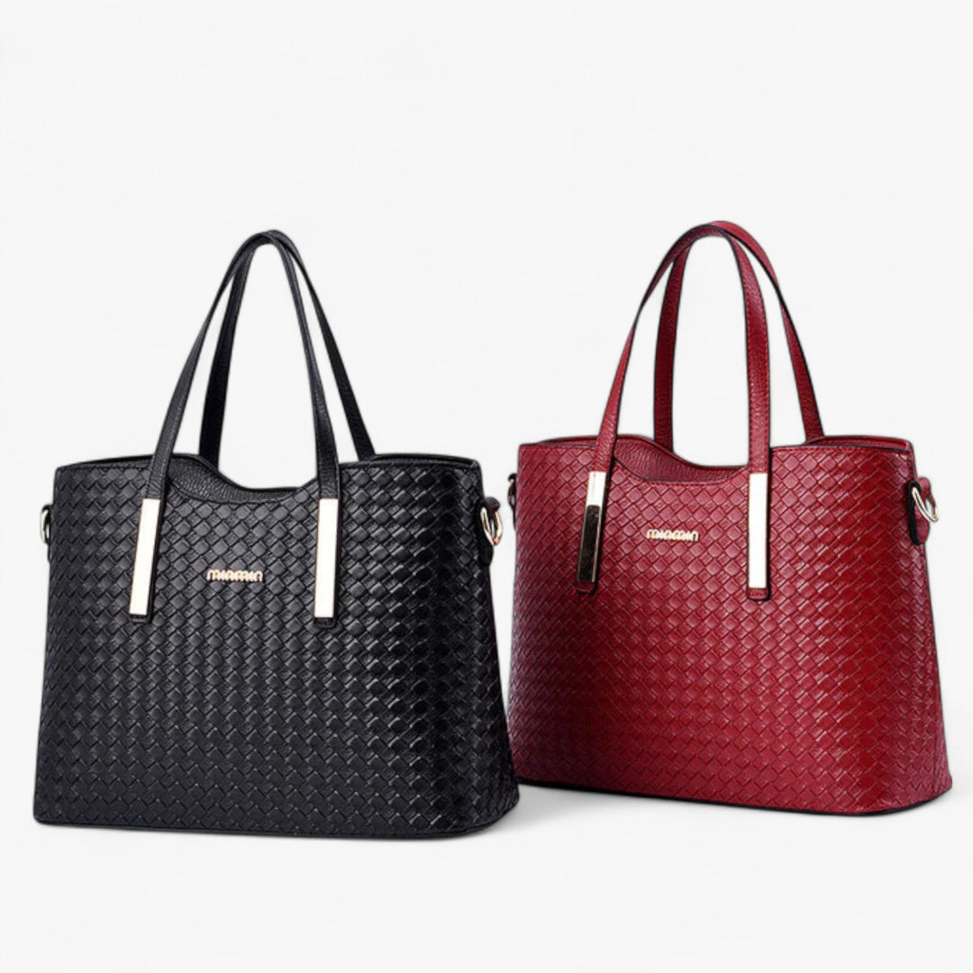 Primo piano della texture intrecciata in pelle PU della borsa tote nera, dettaglio raffinato e alla moda.