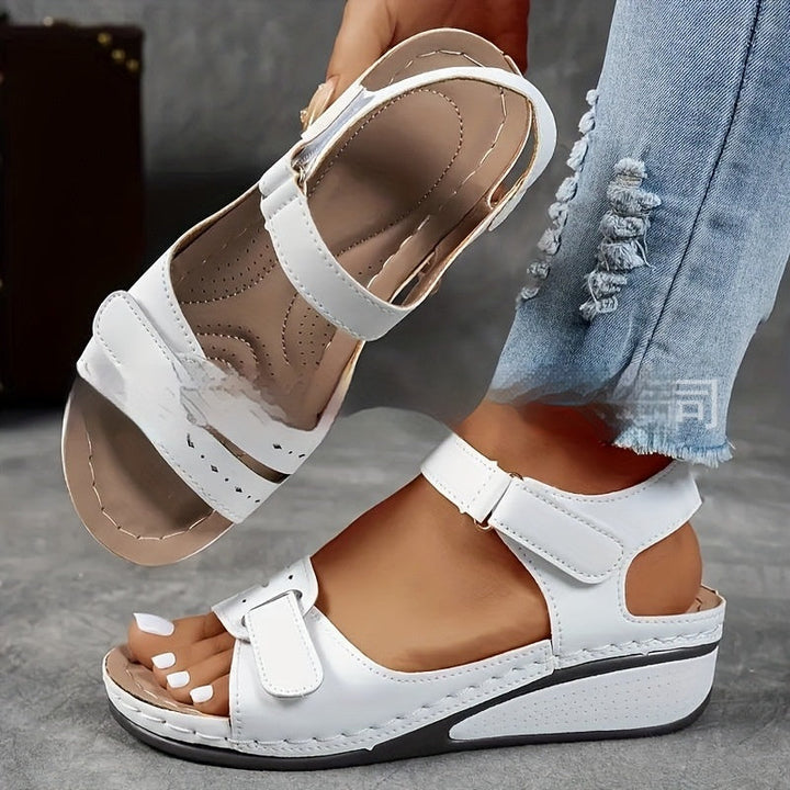 Sandali donna estivi con suola alta e chiusura velcro. Ideali per comfort e stile casual.
