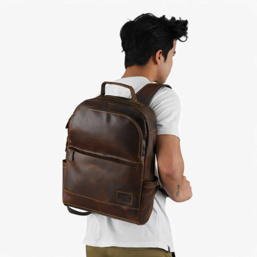 Immagine frontale dello zaino unisex marrone, design elegante e pratico.