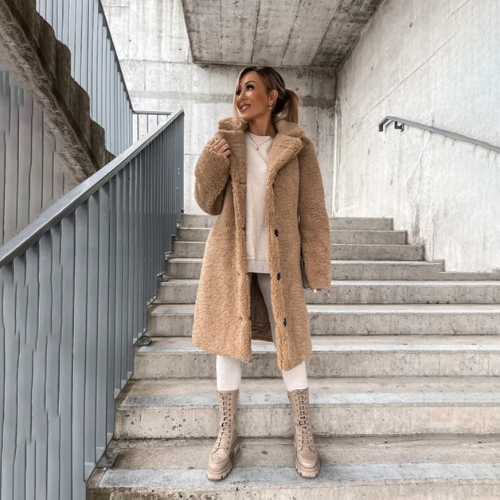 Moda inverno: cappotto donna in lana beige, un capo essenziale per un look elegante e comodo.