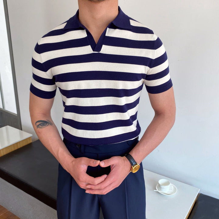 Camicia polo uomo a maniche corte, estiva, con motivo a righe blu scuro e dettagli floccati. Stile casual e fresco.