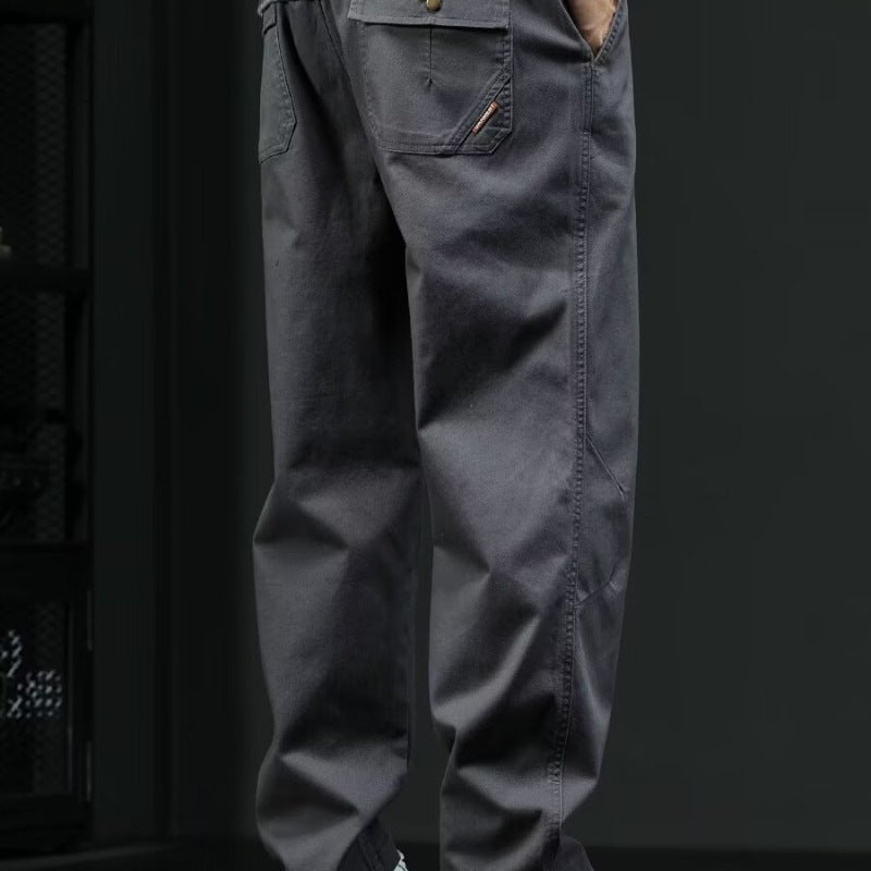 Pantaloni uomo eleganti a tinta unita, vita media stile retrò. Gamba dritta per comfort e versatilità superiori.