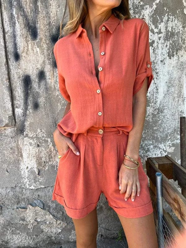 Outfit estivo donna: completo casual con camicia e pantaloni corti, ideale per spiaggia e tempo libero.