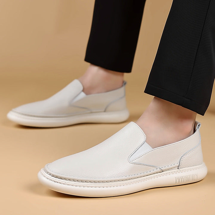 Mocassini uomo bianchi senza lacci, casual ed eleganti per comfort quotidiano e calzature versatili.