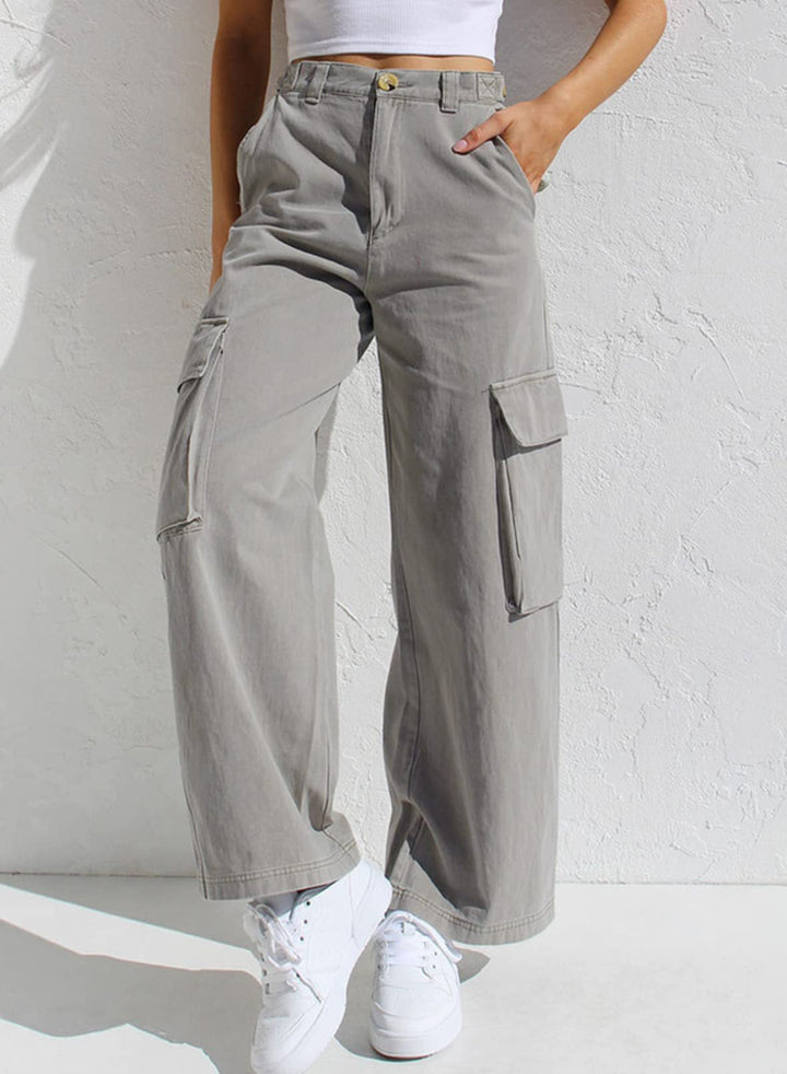 Pantaloni workwear donna versatili, con vita bassa e tasche, perfetti per un look quotidiano comodo e chic.