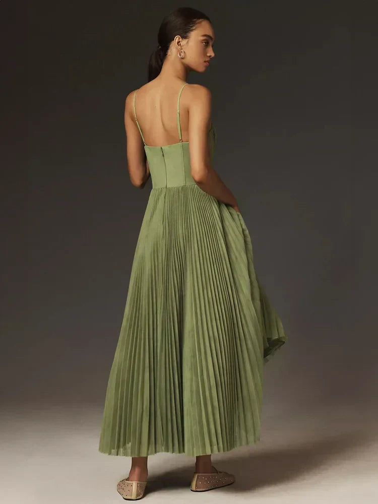 Elegante abito midi da donna verde con corpetto pieghettato, ideale per cerimonia e look sofisticati.