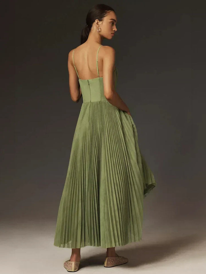 Elegante abito midi da donna verde con corpetto pieghettato, ideale per cerimonia e look sofisticati.