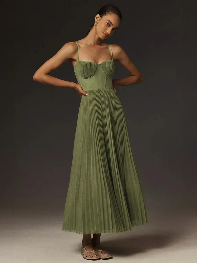 Abito midi donna verde elegante con corpetto pieghettato, perfetto per sera e cerimonia primaverile.