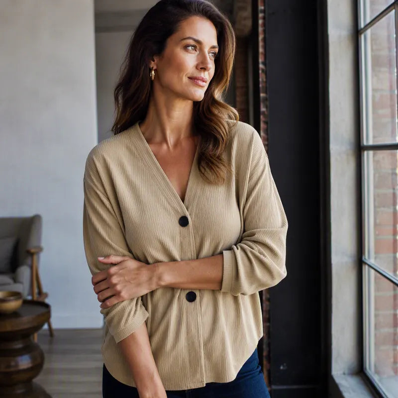 Cardigan moda donna a coste, con scollo a V e bottoni. Un capo elegante per primavera/autunno.