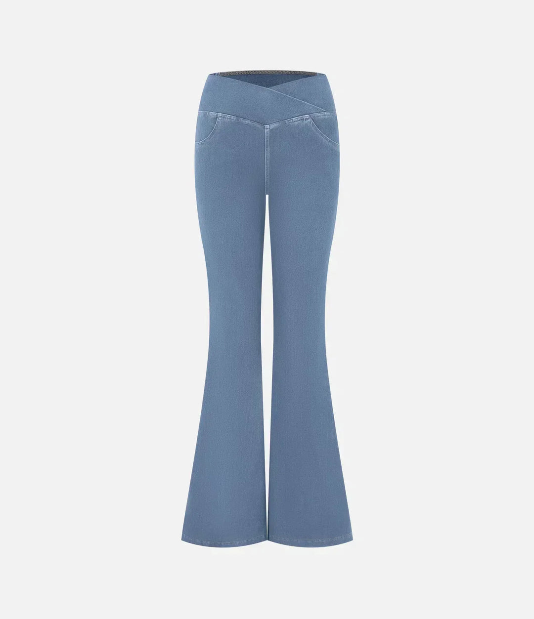Modella indossa jeans bootcut da donna a vita alta, elasticizzati, con tasche, in un outfit casual chic.