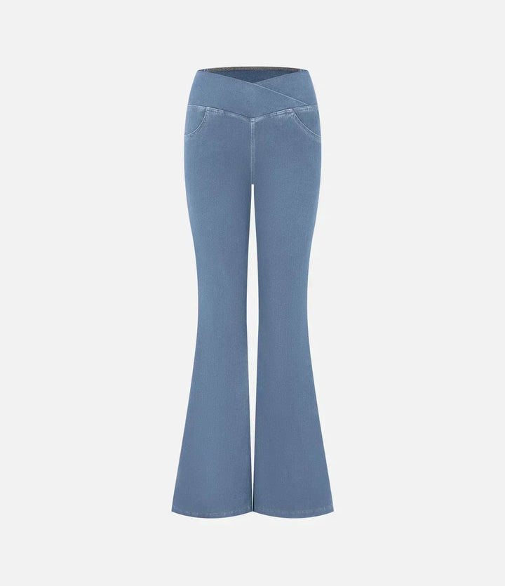 Modella indossa jeans bootcut da donna a vita alta, elasticizzati, con tasche, in un outfit casual chic.