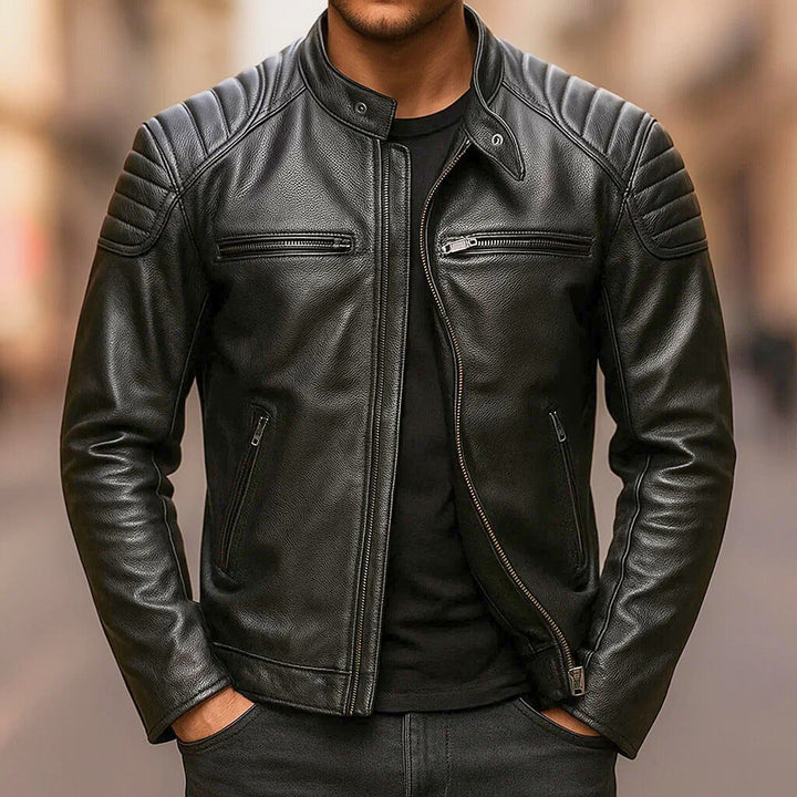 Giacca uomo biker rinforzata in pelle nera, dettagli zip e design contemporaneo. Moda maschile di tendenza.