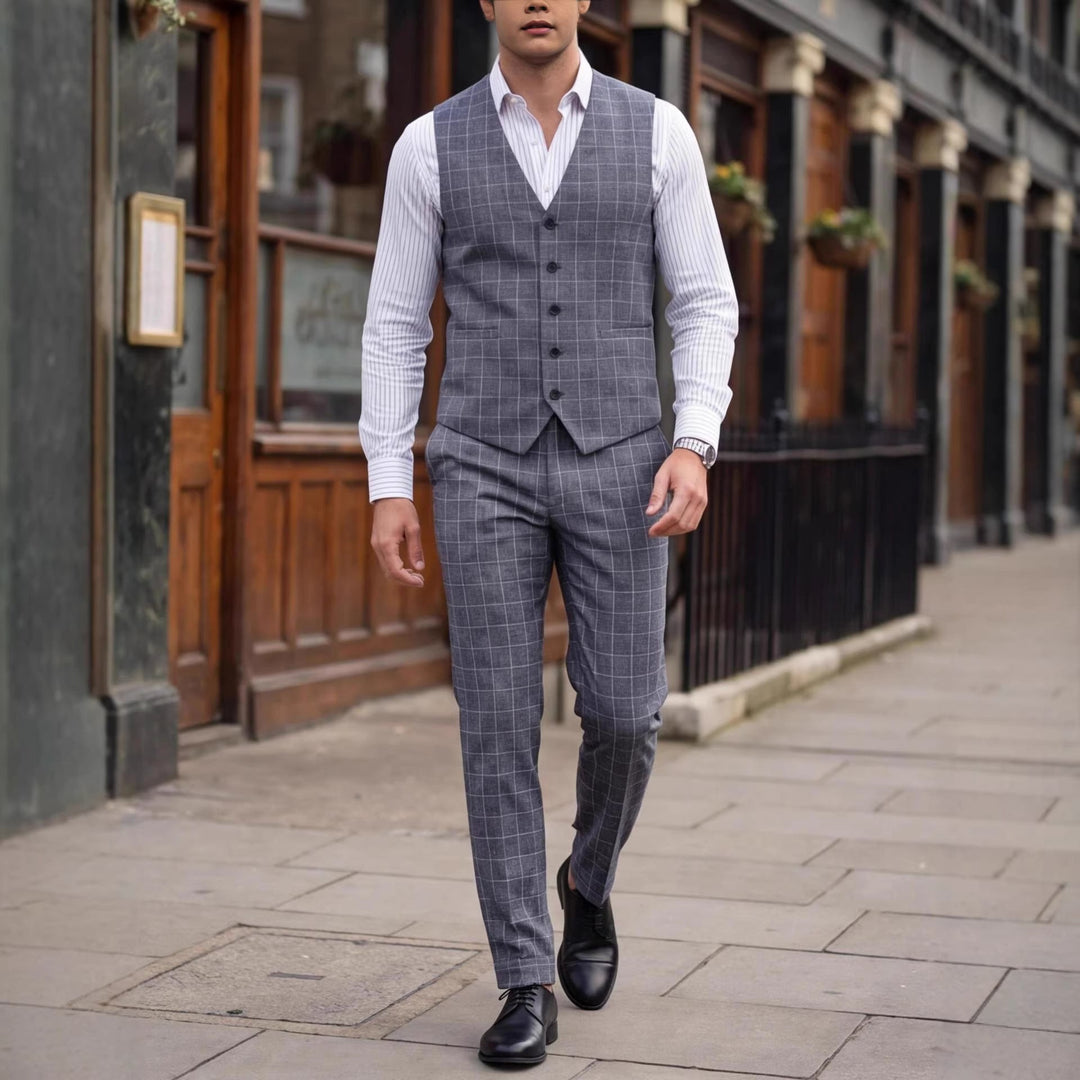 Completo uomo due pezzi elegante business con gilet a quadri e pantaloni formali. Abito da uomo per ufficio.