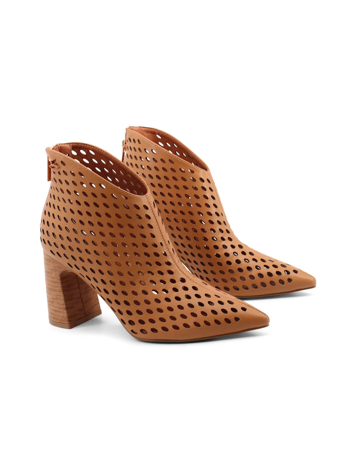 Stivaletti donna cammello traforati con tacco 8,5cm. Scarpe eleganti e alla moda per primavera/estate.