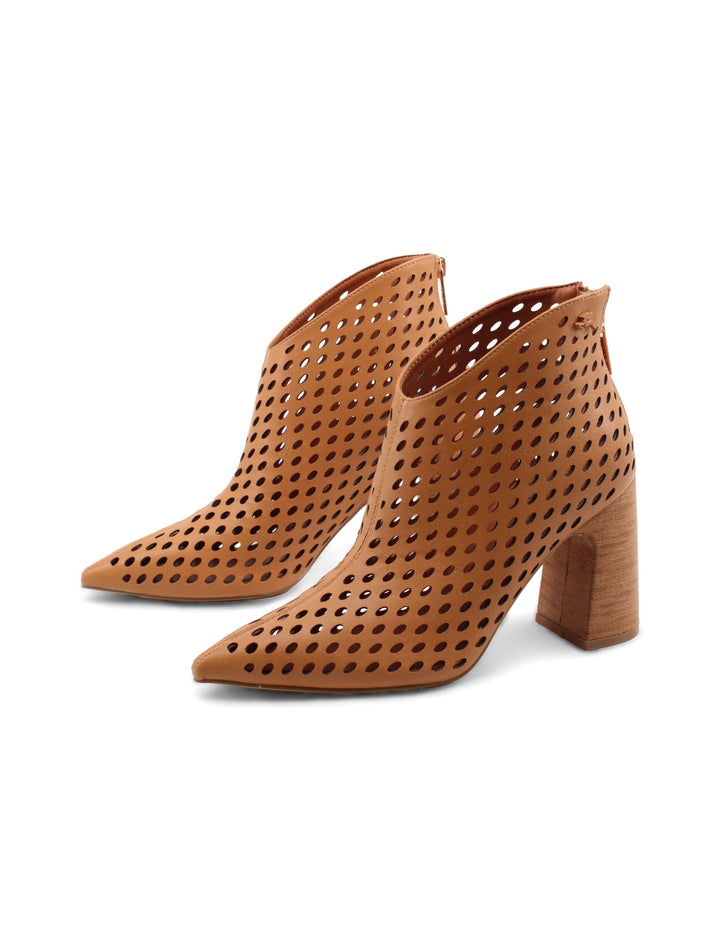 Stivaletti donna moda primavera/estate cammello traforati. Tacco 8,5cm per look eleganti e chic.