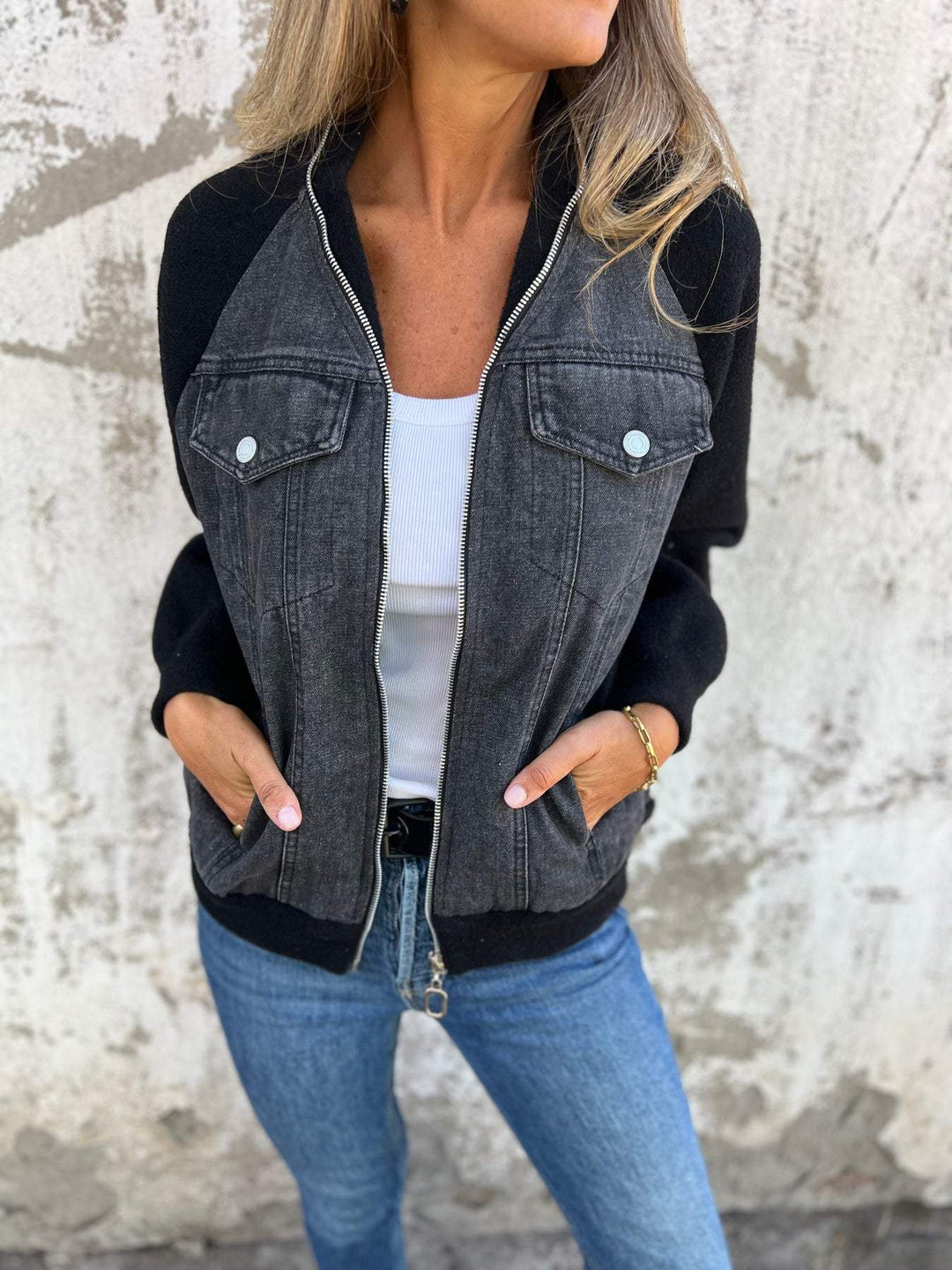 Abbigliamento quotidiano: giacca denim casual da donna con scollo a V, comoda e alla moda.
