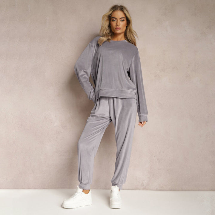 Completo casual donna due pezzi, top maniche lunghe e pantaloni dritti, perfetto per relax e moda comoda.