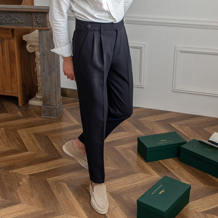 Moda ufficio: pantaloni uomo dritti, vita media, neri, per un look professionale impeccabile.
