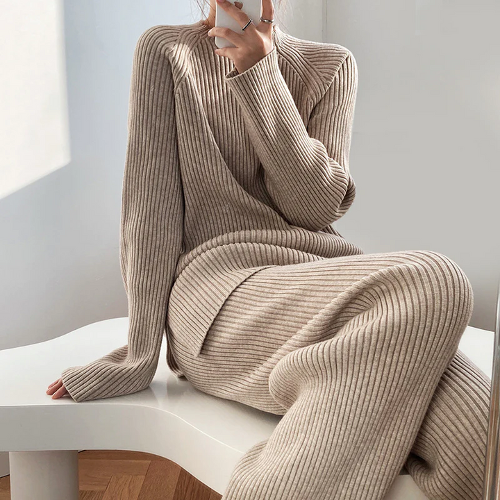 Moda autunno: completo due pezzi donna casual-chic in maglia a coste. Include maglione e pantaloni larghi.