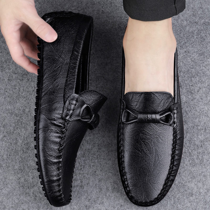 Eleganti mocassini uomo neri senza lacci, perfetti per look formali o smart-casual. Calzature comode e di moda.