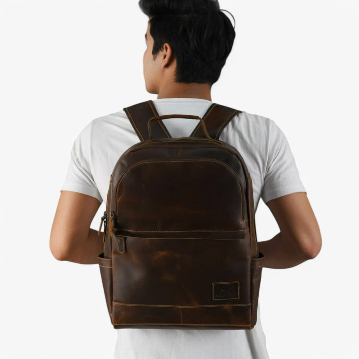 Elegante zaino marrone minimalista, perfetto per uomo e donna, ideale per il lavoro.