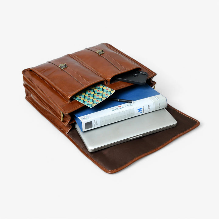 Pratica borsa tracolla uomo marrone per laptop e documenti, ideale per lavoro e viaggi d'affari.
