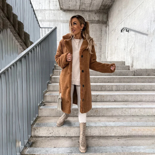 Elegante cappotto donna in lana marrone, perfetto per abbigliamento versatile e comfort invernale.