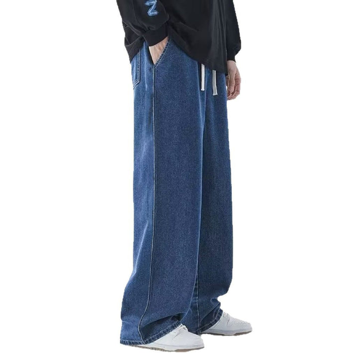 Pantaloni uomo neri a vita media, con gamba larga. Essenziali per un look rilassato e moderno, stile streetwear.