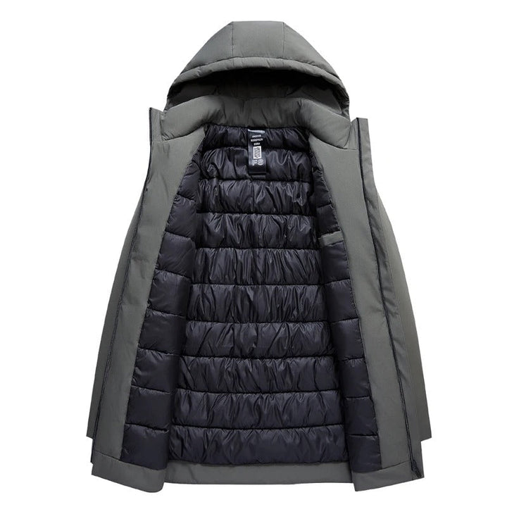 Elegante parka uomo di media lunghezza, con cappuccio. Giacca invernale antivento e impermeabile per la moda maschile.