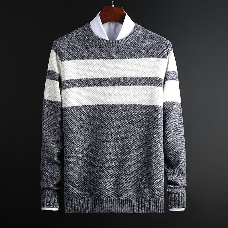 Uomo indossa maglione a righe girocollo, mettendo in risalto il comfort quotidiano e lo stile distintivo.