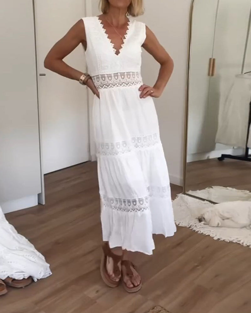 Vestito estivo in pizzo bianco, stile romantico e fluido, per un look da spiaggia o città.