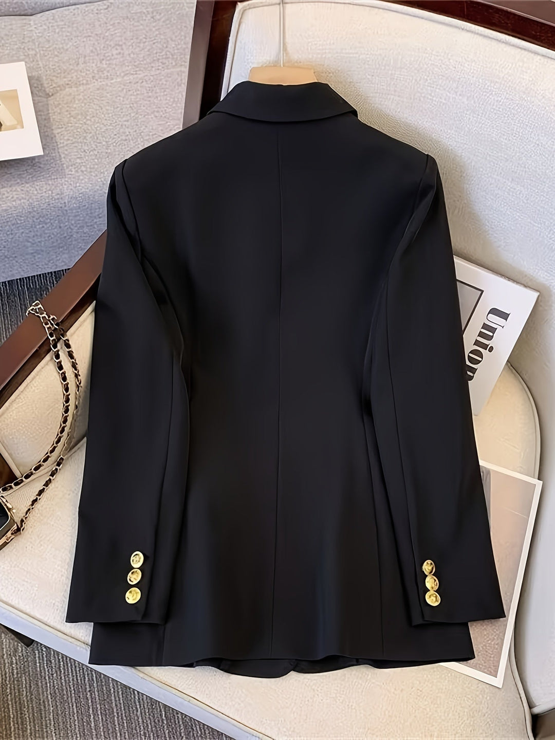 Blazer donna elegante con preziosi bottoni dorati, ideale per un look raffinato e moderno.