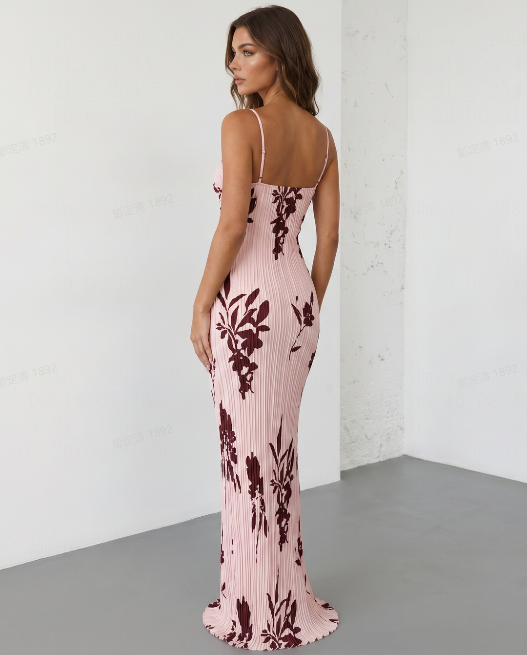 Modella in abito maxi floreale da donna, design con busto twist, elegante e alla moda per la stagione estiva.