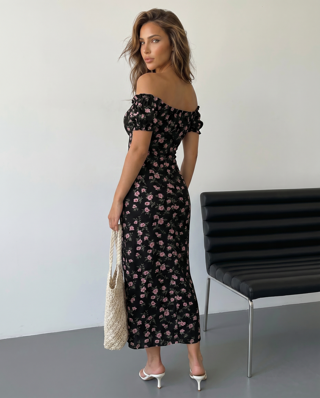 Abito donna maxi floreale con scollo a spalle scoperte, design fluido, ideale per eventi estivi eleganti e romantici.