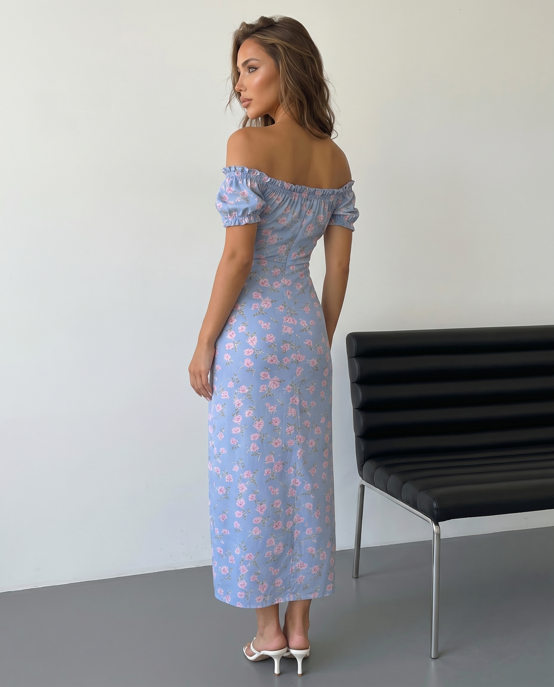 Romantico abito maxi floreale da donna, con spalle scoperte, ideale per un look estivo elegante e fluido.