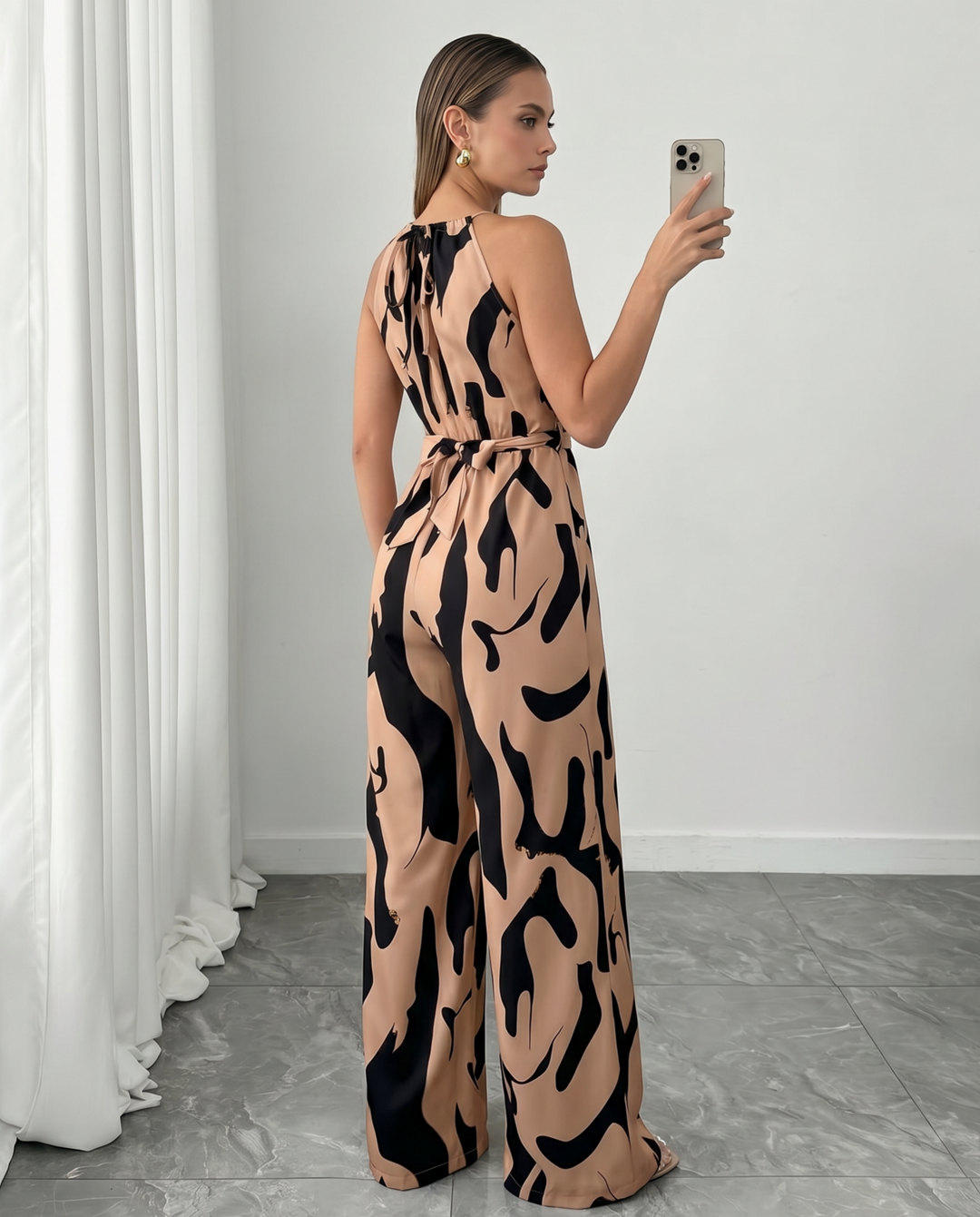 Tuta donna elegante con stampa astratta, collo halter. Stile chic, gamba ampia, comoda e fluida.