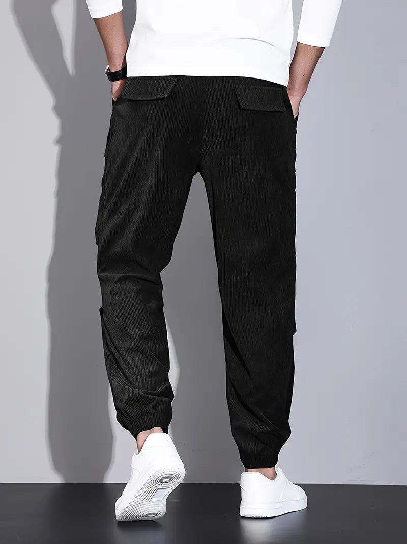 Pantaloni cargo uomo slim fit, design multitasche per un look casual e pratico.