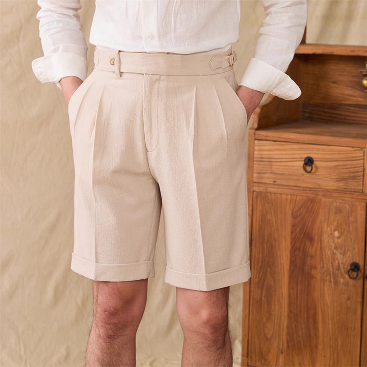 Pantaloncini uomo eleganti a vita media, perfetti per look casual chic estivi. Gamba dritta e vestibilità ampia.