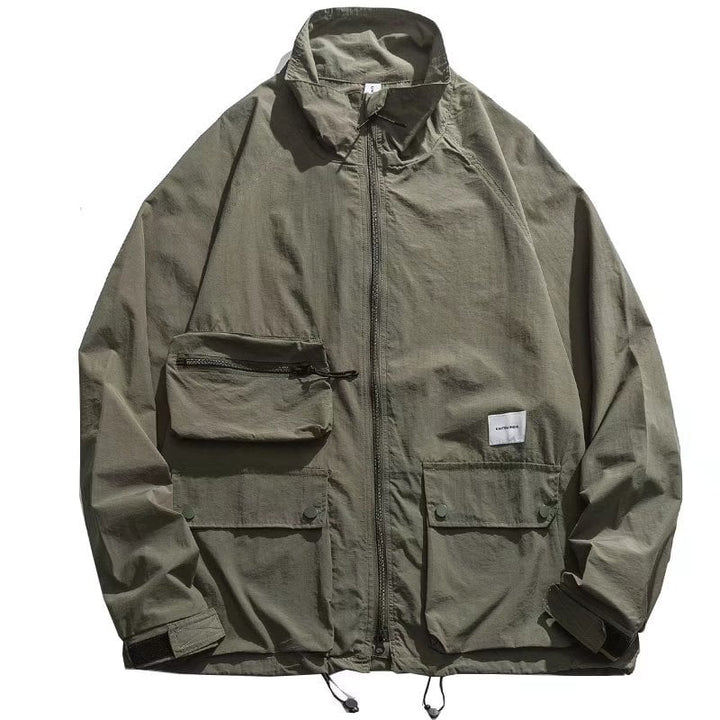 Giacca uomo verde militare per caccia e outdoor invernale. Design con collo a revers per comfort e agilità.