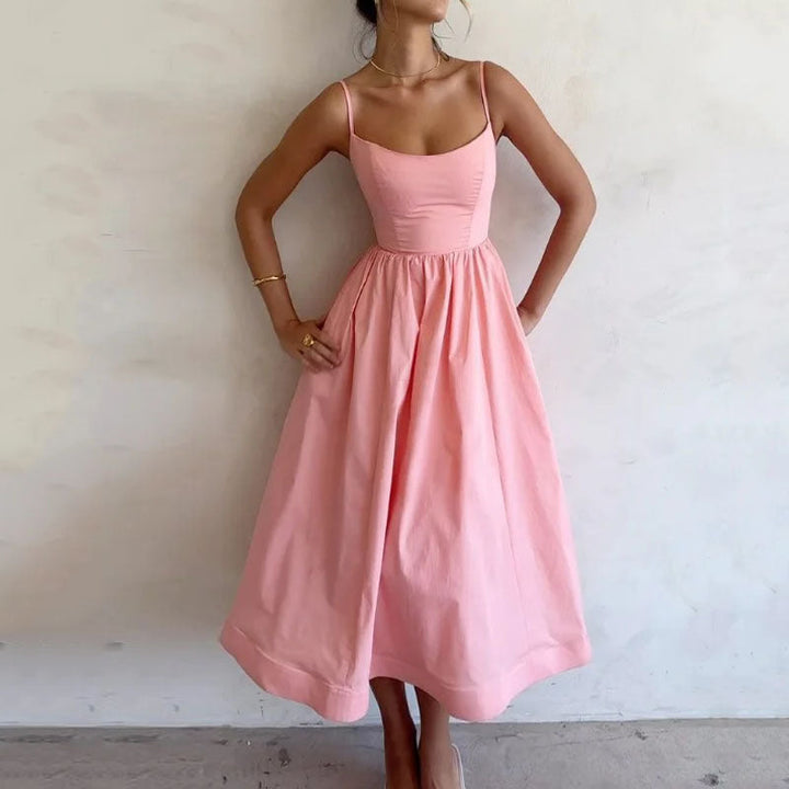 Elegante abito estivo midi da donna con spalline sottili, linea A. Vestito tinta unita per comfort e stile estivo.
