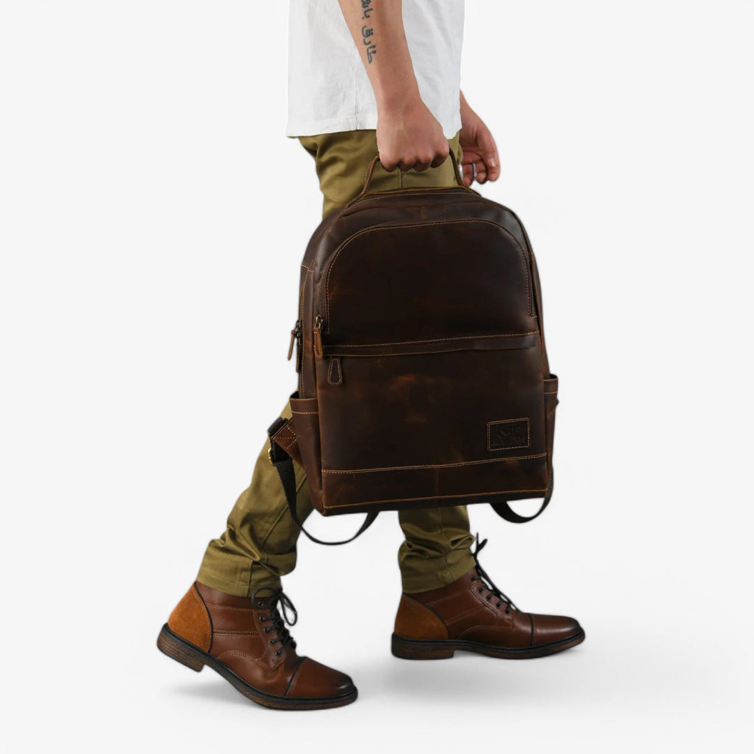Accessorio da viaggio: zaino marrone classico e resistente, compagno ideale per esplorare.