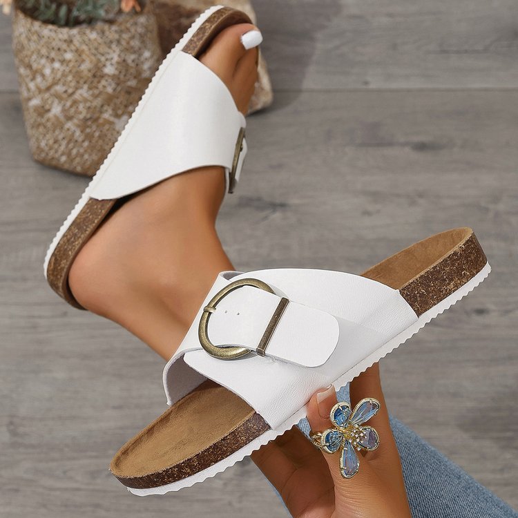 Pantofole slip-on donna basse eleganti con dettaglio metallico, ideali per l'estate.