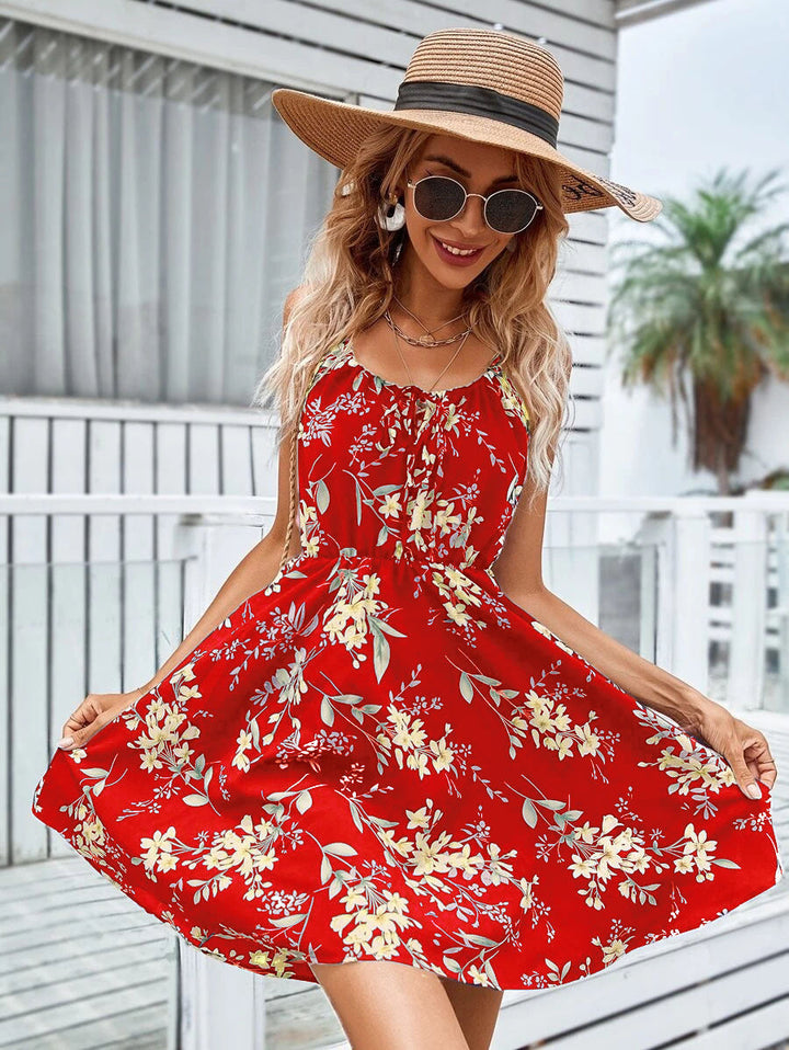 Comfort estivo donna con mini abito bohemien senza maniche, vestito leggero e fresco, perfetto per giornate calde.