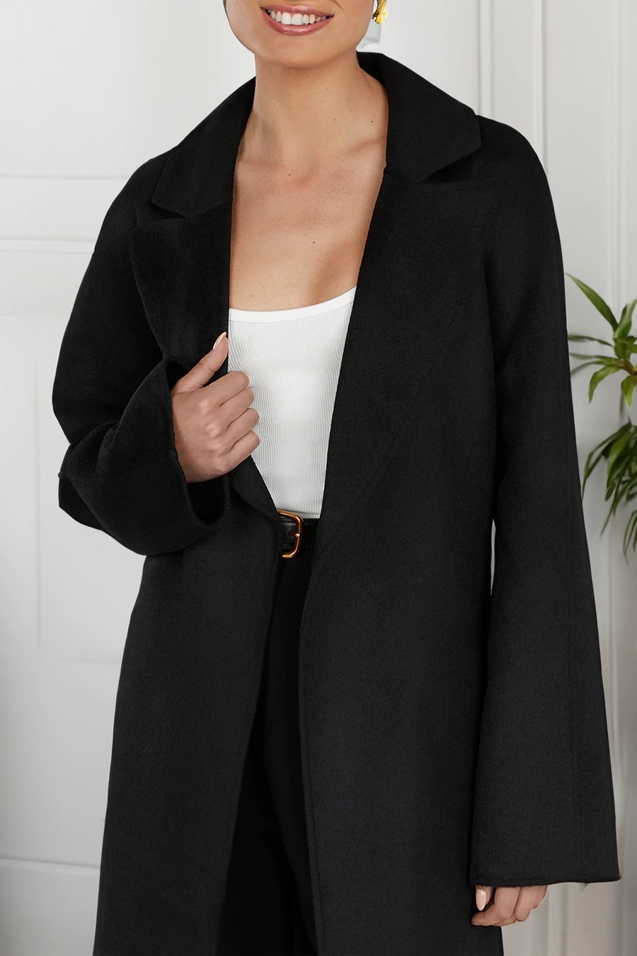 Cappotto donna caldo, invernale e chic, con ampio colletto, perfetto per aggiungere eleganza al tuo outfit.