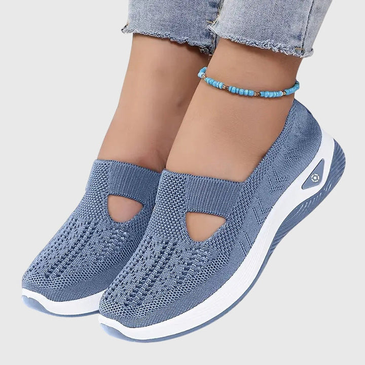Sneakers slip on donna moda, leggere e traspiranti, con suola spessa bianca, perfette per look casual.