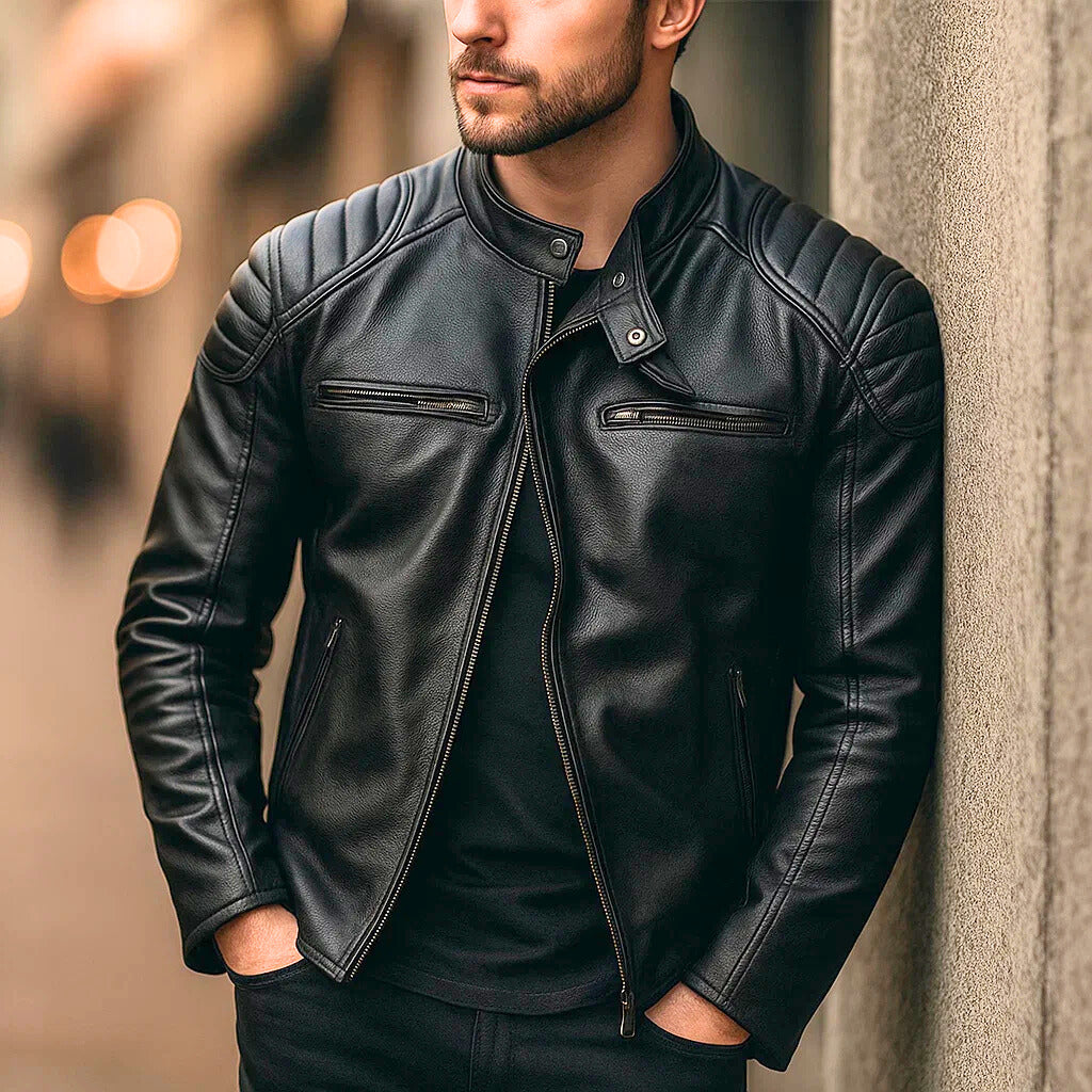 Collezione uomo: giacca moto in pelle nera rinforzata con design biker e zip metalliche. Essenziale.