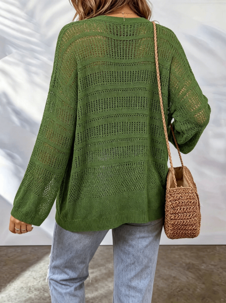 Dettaglio del cardigan donna traforato verde, texture leggera e traspirante per un comfort ottimale.