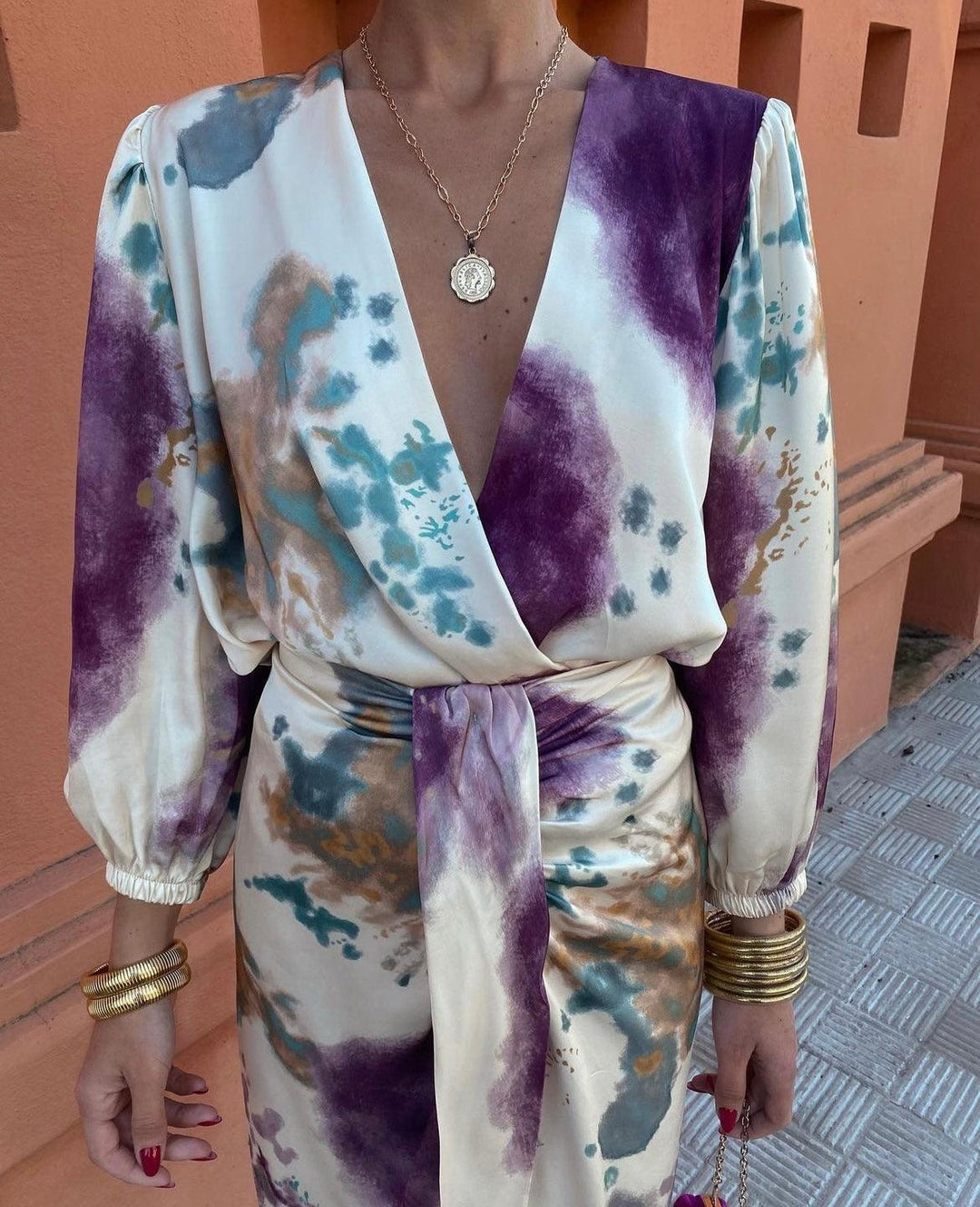 Abito elegante donna con scollo a V, taglio aderente. Perfetto per serate sofisticate e look primaverile.