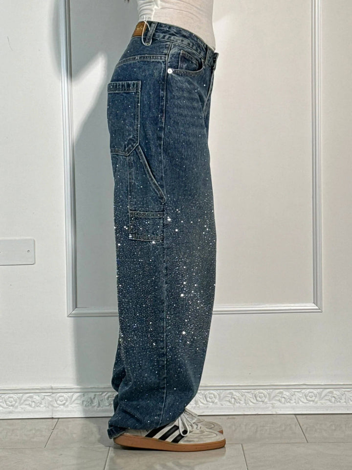 Pantaloni jeans balloon da donna con dettagli strass, vestibilità ampia e glamour.